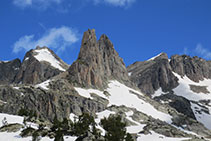 Agulles d´Amitges. Al fons a l´esquerra, el Tuc de Saboredo (2.829m); a la dreta, el pic d´Amitges (2.848m).