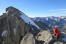 Al fil de la carena camí del Pic d´Amitges. És més segur baixar uns metres i seguir les fites.