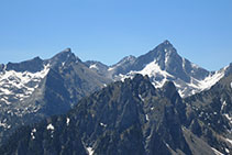 Roca de l´Estany i, en darrer terme, el pic de Monestero (2877m) i el pic de Peguera (2983m).