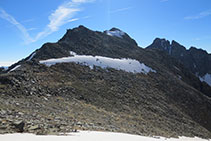 Vistes al pic d´Amitges. Al fons, la cresta de Bassiero.