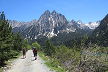 Retorn agradable per pista. Al fons, una darrera mirada als Encantats i a un tímid pic de Peguera, que també s´acomiada.