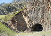 A l´esquerra de la boca d´entrada al túnel del Port de Rat des d´Andorra, hi ha senyals que ens indiquen el camí per anar al pic d´Arcalís i al pic de Cataperdís per la seva ruta clàssica.