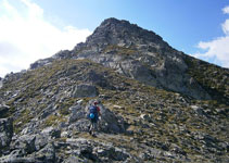 Deixem el camí per iniciar la cresta per uns lloms suaus d´herba i pedra.