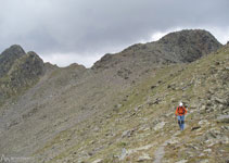 Descendim per un camí còmode i marcat.