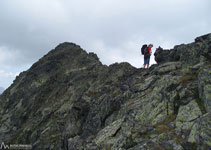 Hem de passar al vessant S de la Serra del Cap de la Coma per superar el pas més difícil d´aquesta cresta.