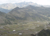 Als nostres peus i al fons de la vall, les pistes d´esquí d´Ordino-Arcalís.