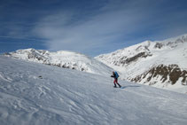 Pujant amb vistes a la vall del riu de Sant Josep i a la Solana d´Andorra.