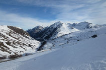 Vistes a la vall del riu Arieja mirant cap a l´Ospitalet. A la dreta, la Coma d´en Garcia.