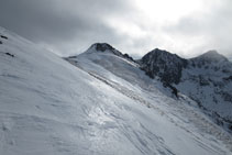 Arribant a la Punta Inferior dels Pedrons amb el pic dels Pedrons al fons.