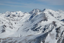 Vistes de la Coma d´en Garcia, on hi distingim el Puigpedrós de Lanós i el Puig de la Coma d´Or.