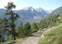 Primera vegada a l´itinerari que veiem davant nostre la vall de Peguera, amb la Pala d´Eixe (2.657m) i el Montanyó (2.779m).