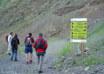 Seguim pel GR11, en direcció NO, per un camí ample que ens portarà fins al fons de la vall de Llauset.