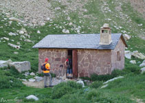 Refugi no guardat de Botornàs. Es troba una mica abans d´arribar a l´estany de Botornàs.