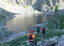 El camí voreja l´estany de Botornàs per l´esquerra, a uns 2.330m d´altitud.