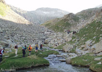 Creuem el rierol que uneix l´estany de Botornàs amb l´estany del Cap de Llauset.