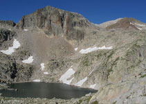 Diversos estanys i algunes zones encara amb neu de l´hivern ens acompanyen durant gran part del nostre recorregut.