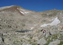 A partir d´aquí el nostre camí transcorre entre blocs de roca i pedres.