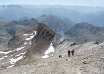 Pugem per un camí de terra relliscós i ataquem l´última pujada forta abans d´iniciar la cresta.