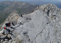 Un grup d´excursionistes espera el seu torn per creuar el Pas del Cavall.