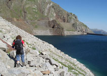 De retorn tornem a vorejar l´embassament de Llauset, sortejant les roques que anem trobant.