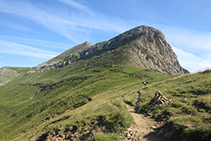 Arribant al coll abans de l´esperó rocós de l´Oritxipia.