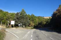 Deixem la carretera i agafem la pista asfaltada de l´esquerra.