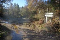 Arribem al fons de vall i deixem la pista asfaltada.