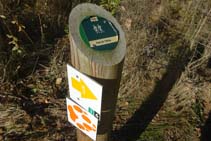El pal de fusta de mig metre indica el camí cap al pont de l´Afrau.
