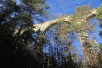Els arcs del pont de l´Afrau des de sota.