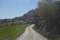 Continuem per la pista asfaltada.