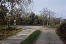El camí arriba a la C-26 però nosaltres girem a l´esquerra per un carrer.