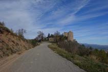 Una pista asfaltada ens apropa al Castellvell.