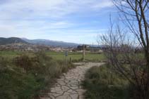 El corriol, empedrat en aquest tram, ens porta fins a la Creu del Castellvell. Nosaltres girem a l´esquerra.
