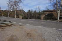 Creuem la carretera C-26.