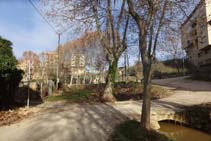 Deixem el camí embardissat de l´esquerra i creuem un pontet.