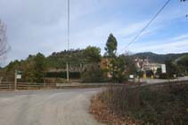 Creuem la carretera de Lladurs i arribem al Càmping El Solsonès.