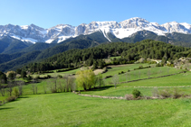 Vista de la cara N de la serra del Cadí.