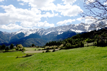 Prats i muntanyes nevades de la serra del Cadí.