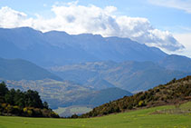 Vistes a la cara nord del Cadí des de l´altiplà d´Anes.