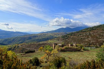 L´enrunada casa de Sant Quintí. A la llunyania es veu el poble Lles de Cerdanya.