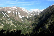 Vistes de la capçalera del riu Duran, amb l´arrodonit cim del Bony Manyer.