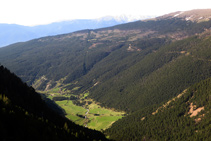 Vistes al Pla de Campllong al fons de la vall.