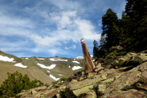 Una pedra posada en vertical, com si es tractés d´un menhir, ens senyalitza l´itinerari.