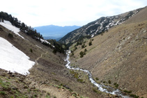 Mirada enrere per observar la gran vall de la Cerdanya, al fons, i les muntanyes de la serra del Moixeró.