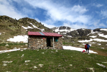 Refugi lliure dels Engorgs, un bon punt de descans i d´aixopluc en cas de mal temps.