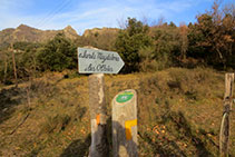 Senyal indicatiu del camí a Santa Magdalena i les Olletes.