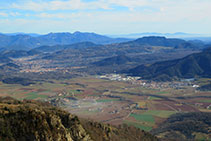 Vistes d´Olot, les Preses i la Mallol, amb el paisatge volcànic que envolta la cubeta olotina.