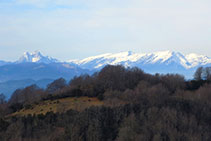 Vistes cap al Pedraforca i la serra del Cadí i el Moixeró.