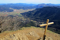 Vista des del cim sobre la Vall d´en Bas.