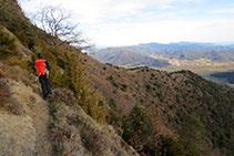 Resseguint els cingles de Santa Magdalena pel vessant meridional.